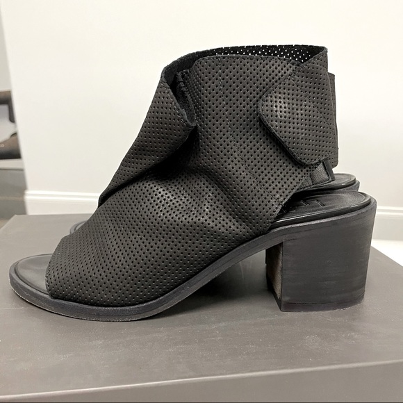 LD TUTTLE The Bow Sandals - Picture 4 of 10